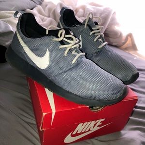 Nike Roshe runs womens size 8